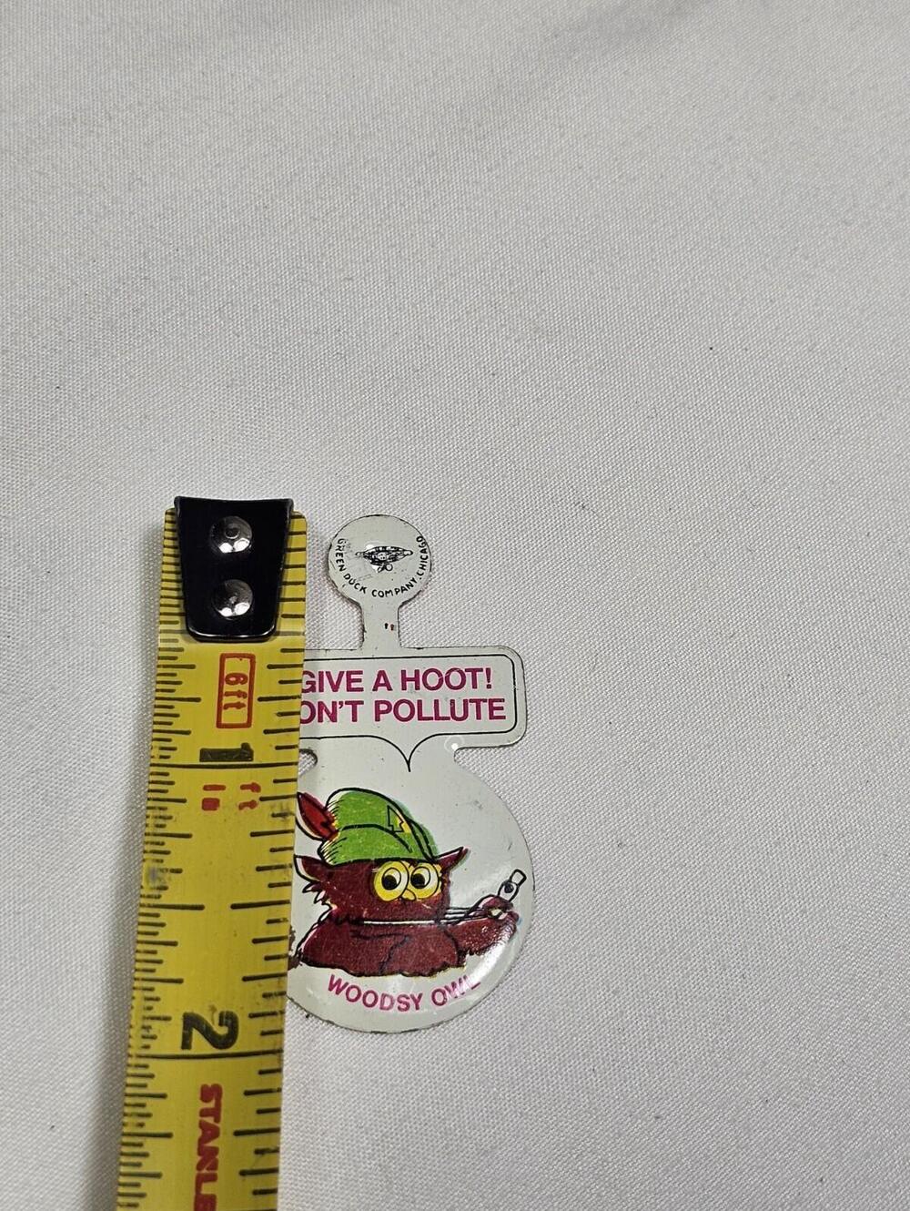 Vintage WOODSY OWL GIVE A HOOT Tin Lapel Fold Over Pocket Badge Chicago - Picture 2 of 4